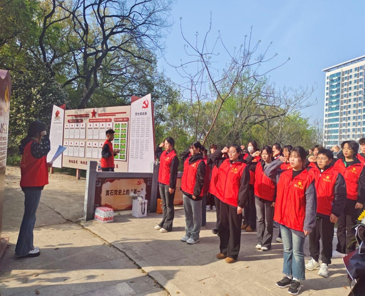 清明祭扫活动照片4.jpg