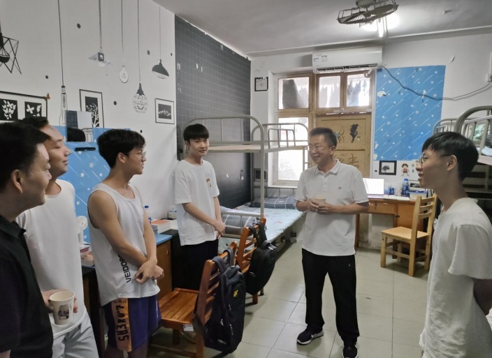 说明: 走访