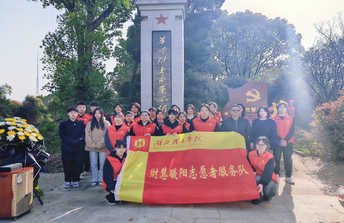 清明祭扫活动照片2.jpg